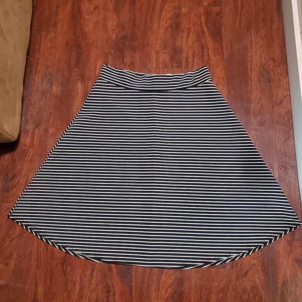 JM Fleurette A Line Skirt Black And White Striped Pull On Stretch Waist Size L